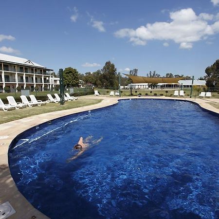Hotel Yarrawonga Mulwala Golf Club Exteriér fotografie The pool at the Club Hotel