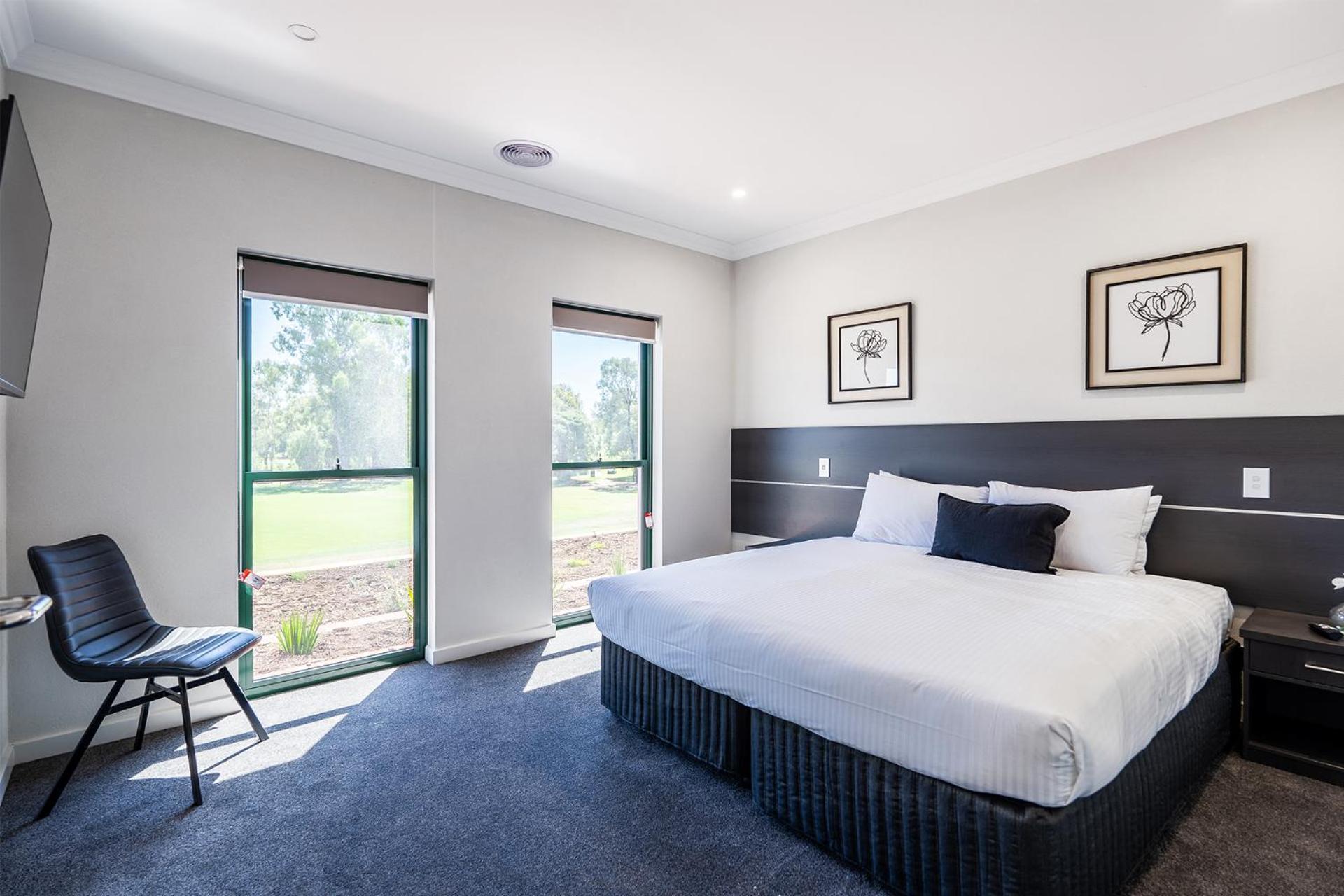 Hotel Yarrawonga Mulwala Golf Club Exteriér fotografie A room at the hotel