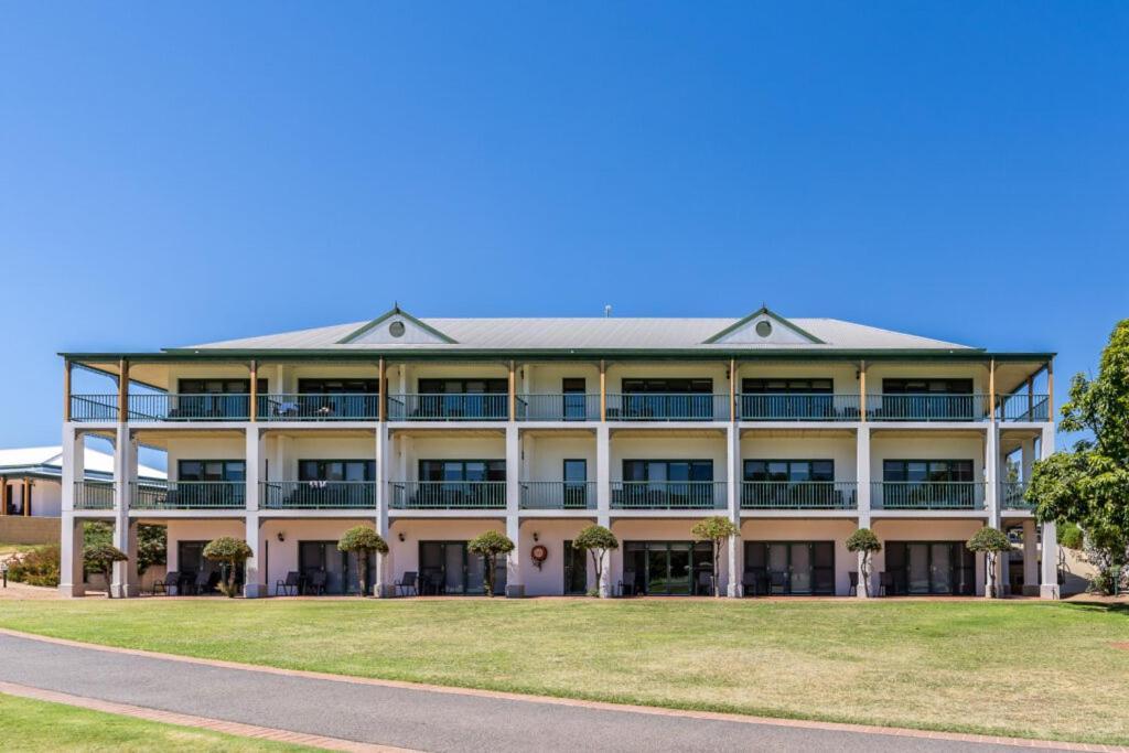 Hotel Yarrawonga Mulwala Golf Club Exteriér fotografie The Village, 2016