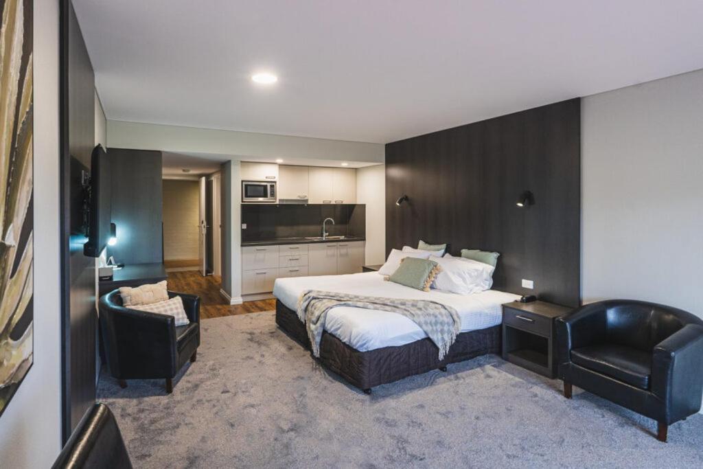 Hotel Yarrawonga Mulwala Golf Club Exteriér fotografie A typical studio apartment