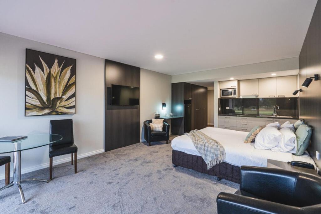 Hotel Yarrawonga Mulwala Golf Club Exteriér fotografie Studio apartment