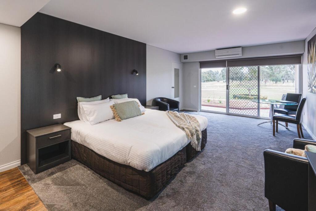 Hotel Yarrawonga Mulwala Golf Club Exteriér fotografie A suite at the hotel
