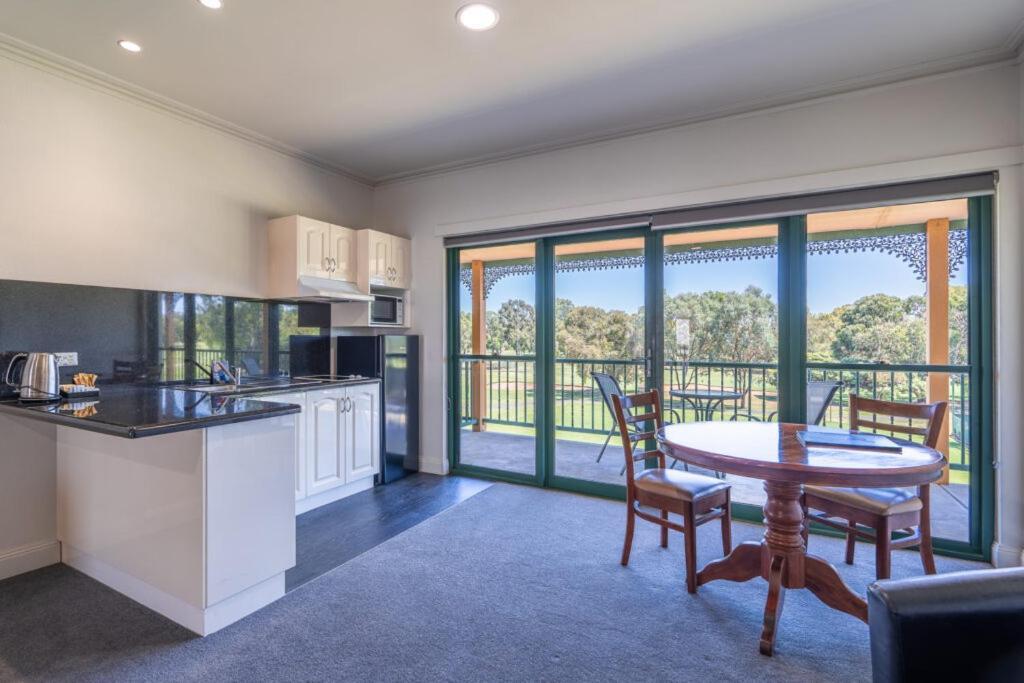 Hotel Yarrawonga Mulwala Golf Club Exteriér fotografie A typical apartment at the resort