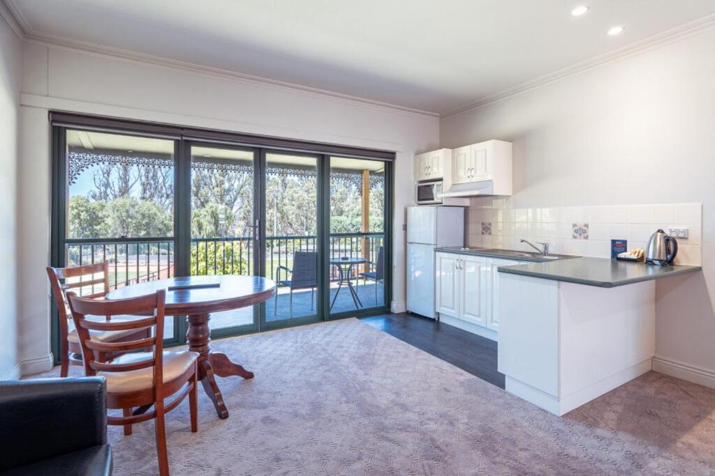 Hotel Yarrawonga Mulwala Golf Club Exteriér fotografie A typical apartment at the University of Western Australia