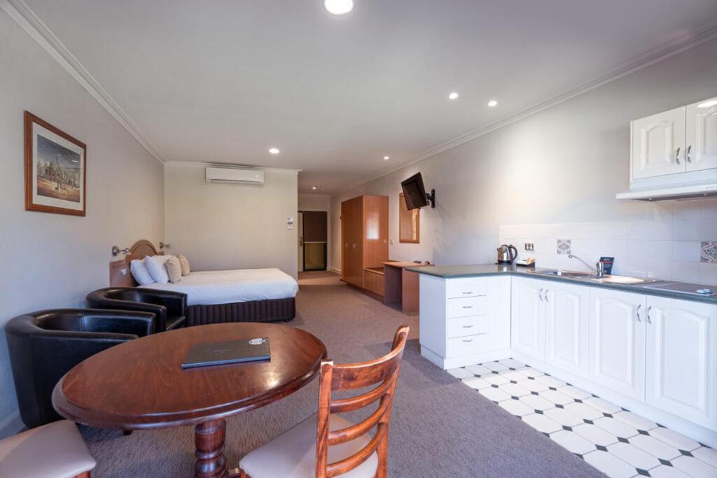 Hotel Yarrawonga Mulwala Golf Club Exteriér fotografie Studio apartment