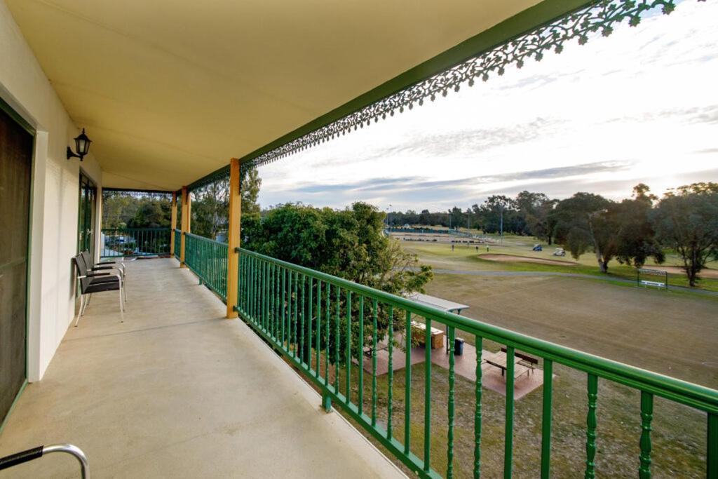 Hotel Yarrawonga Mulwala Golf Club Exteriér fotografie A balcony at the Adelaide Oval