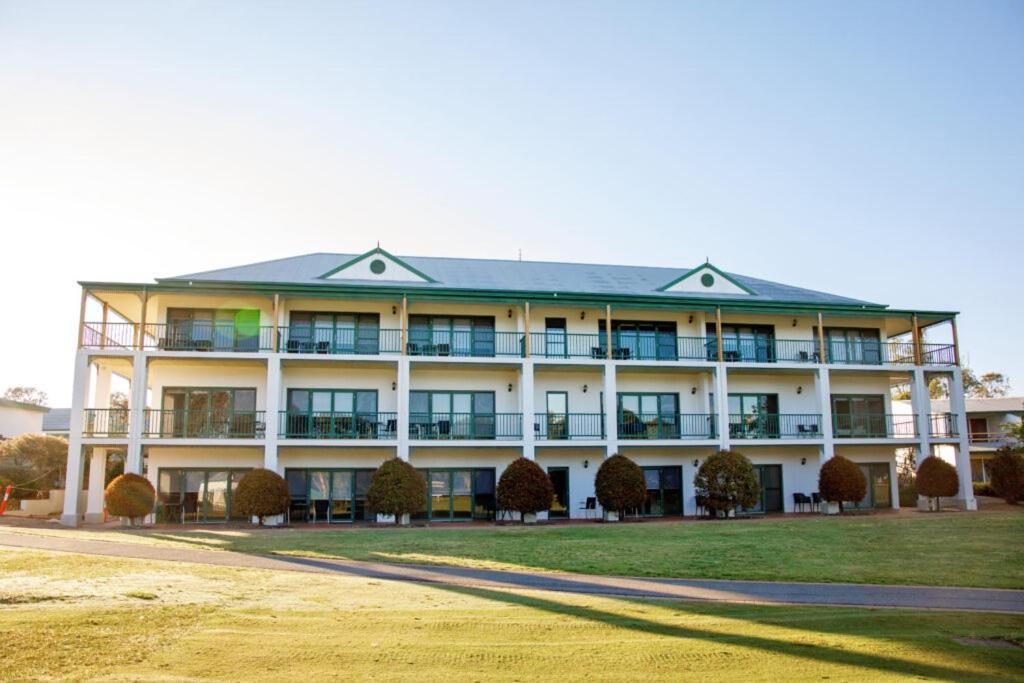Hotel Yarrawonga Mulwala Golf Club Exteriér fotografie The clubhouse at the Links Lady Bay Golf Course