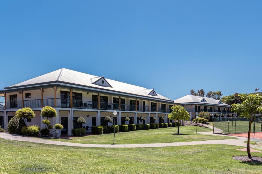Hotel Yarrawonga Mulwala Golf Club Exteriér fotografie The school's main building