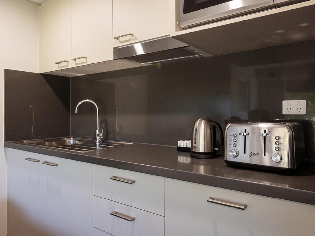 Hotel Yarrawonga Mulwala Golf Club Exteriér fotografie A typical kitchen in a student apartment