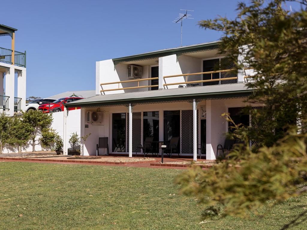 Hotel Yarrawonga Mulwala Golf Club Exteriér fotografie The house at 1001 North Beach Road, Esperance, Western Australia