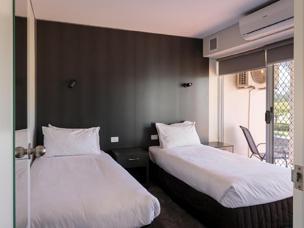 Hotel Yarrawonga Mulwala Golf Club Exteriér fotografie A typical room at the hotel