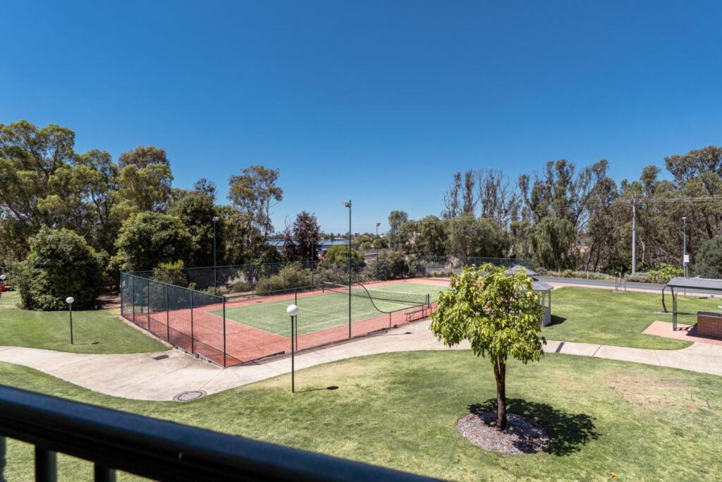 Hotel Yarrawonga Mulwala Golf Club Exteriér fotografie Tennis and netball courts at the University of South Australia's City Campus