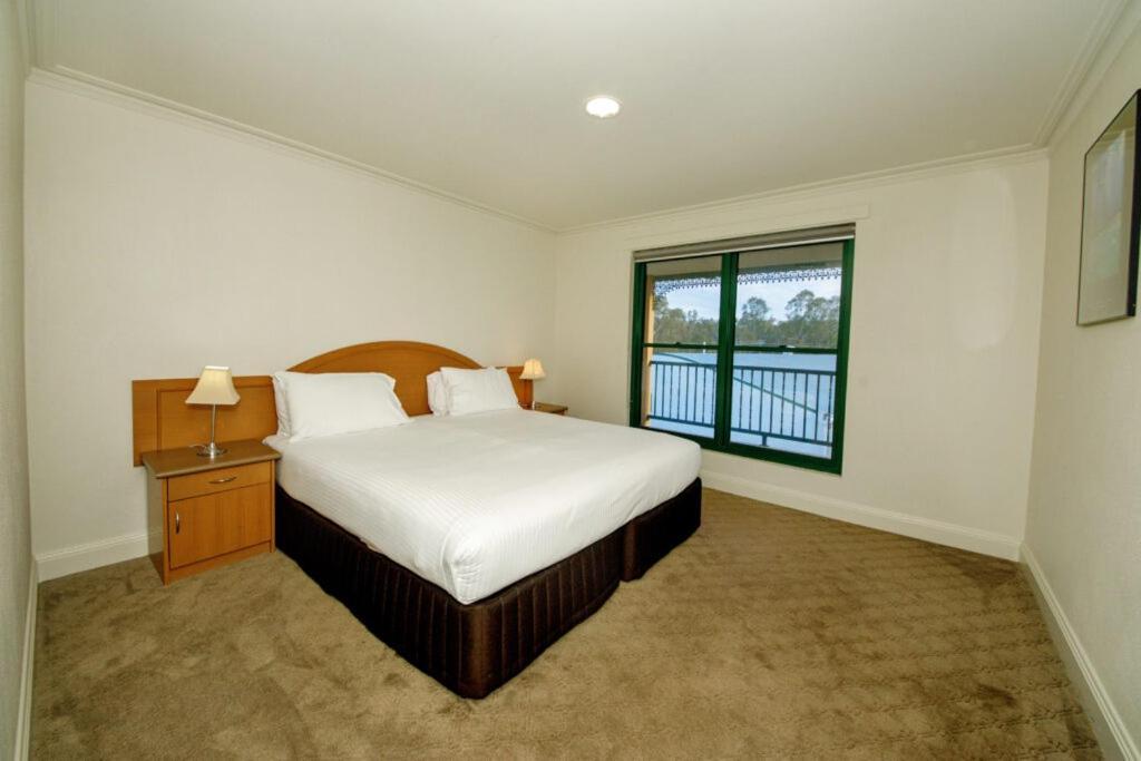 Hotel Yarrawonga Mulwala Golf Club Exteriér fotografie A bedroom at the hotel
