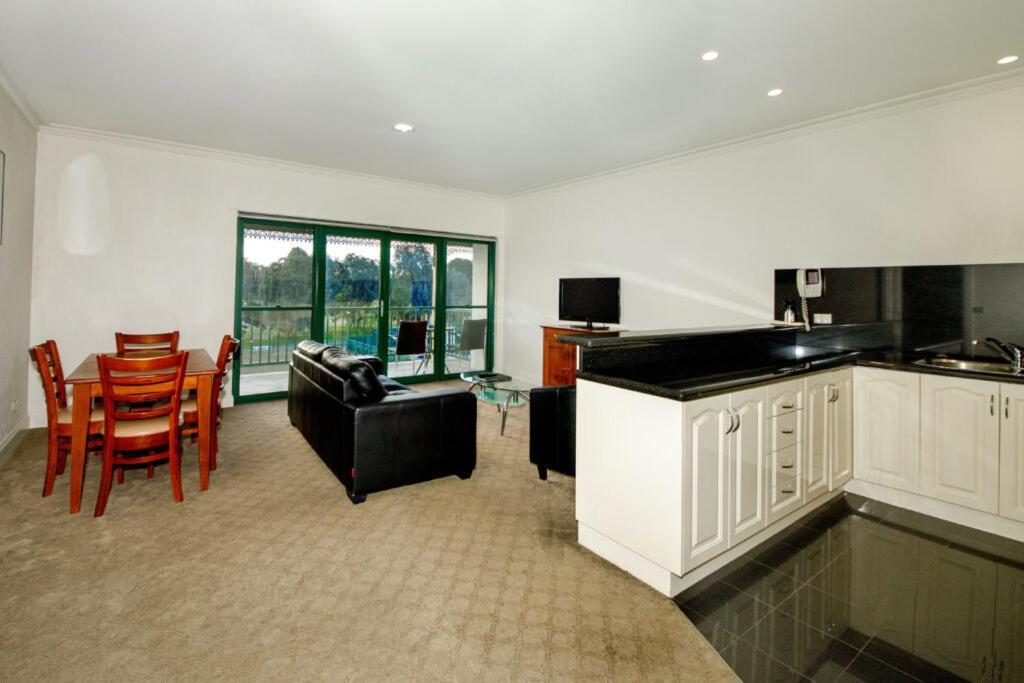 Hotel Yarrawonga Mulwala Golf Club Exteriér fotografie A typical apartment at the Village