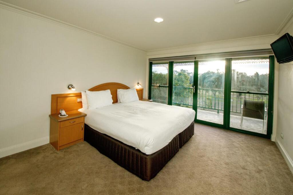 Hotel Yarrawonga Mulwala Golf Club Exteriér fotografie A bedroom at the hotel