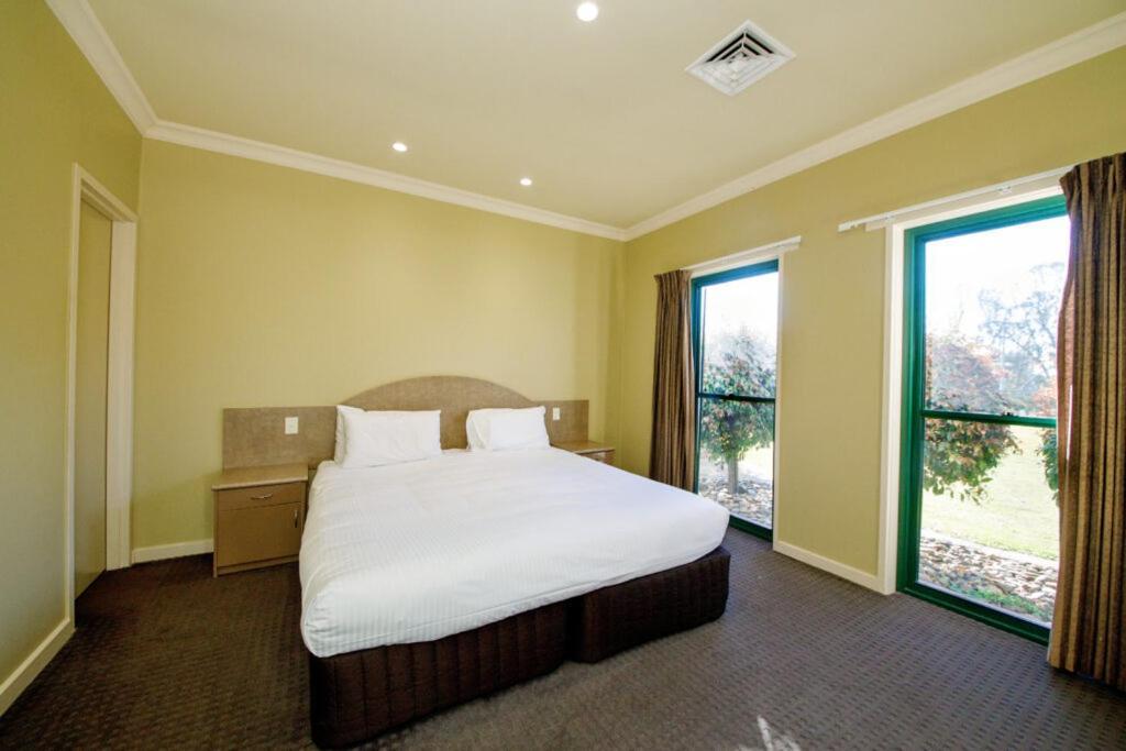 Hotel Yarrawonga Mulwala Golf Club Exteriér fotografie A typical bedroom at the hotel