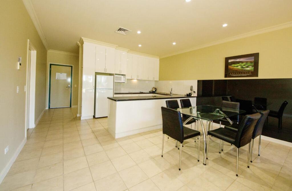 Hotel Yarrawonga Mulwala Golf Club Exteriér fotografie A kitchen in a typical apartment