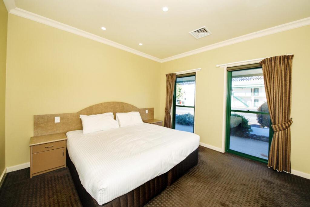 Hotel Yarrawonga Mulwala Golf Club Exteriér fotografie A bedroom at the hotel