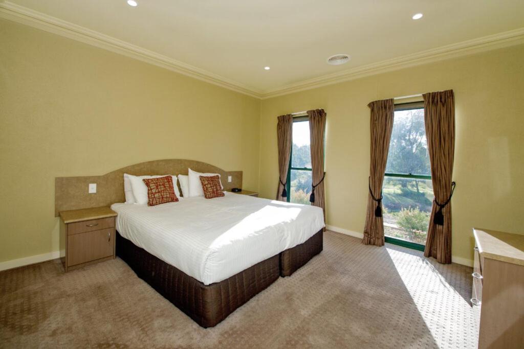 Hotel Yarrawonga Mulwala Golf Club Exteriér fotografie A bedroom at the hotel