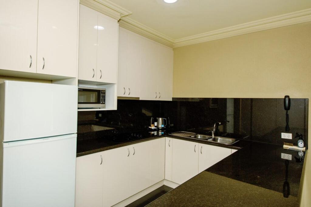 Hotel Yarrawonga Mulwala Golf Club Exteriér fotografie A typical kitchen in a student apartment