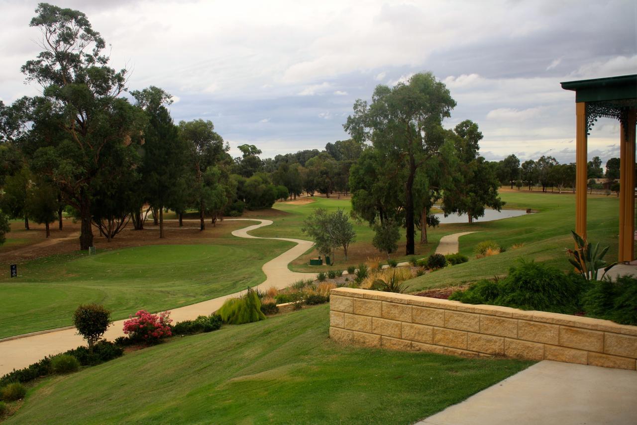 Hotel Yarrawonga Mulwala Golf Club Exteriér fotografie The 18th hole at the Vines Resort and Country Club