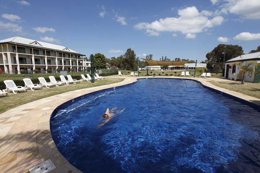 Hotel Yarrawonga Mulwala Golf Club Exteriér fotografie The pool at the Club Hotel