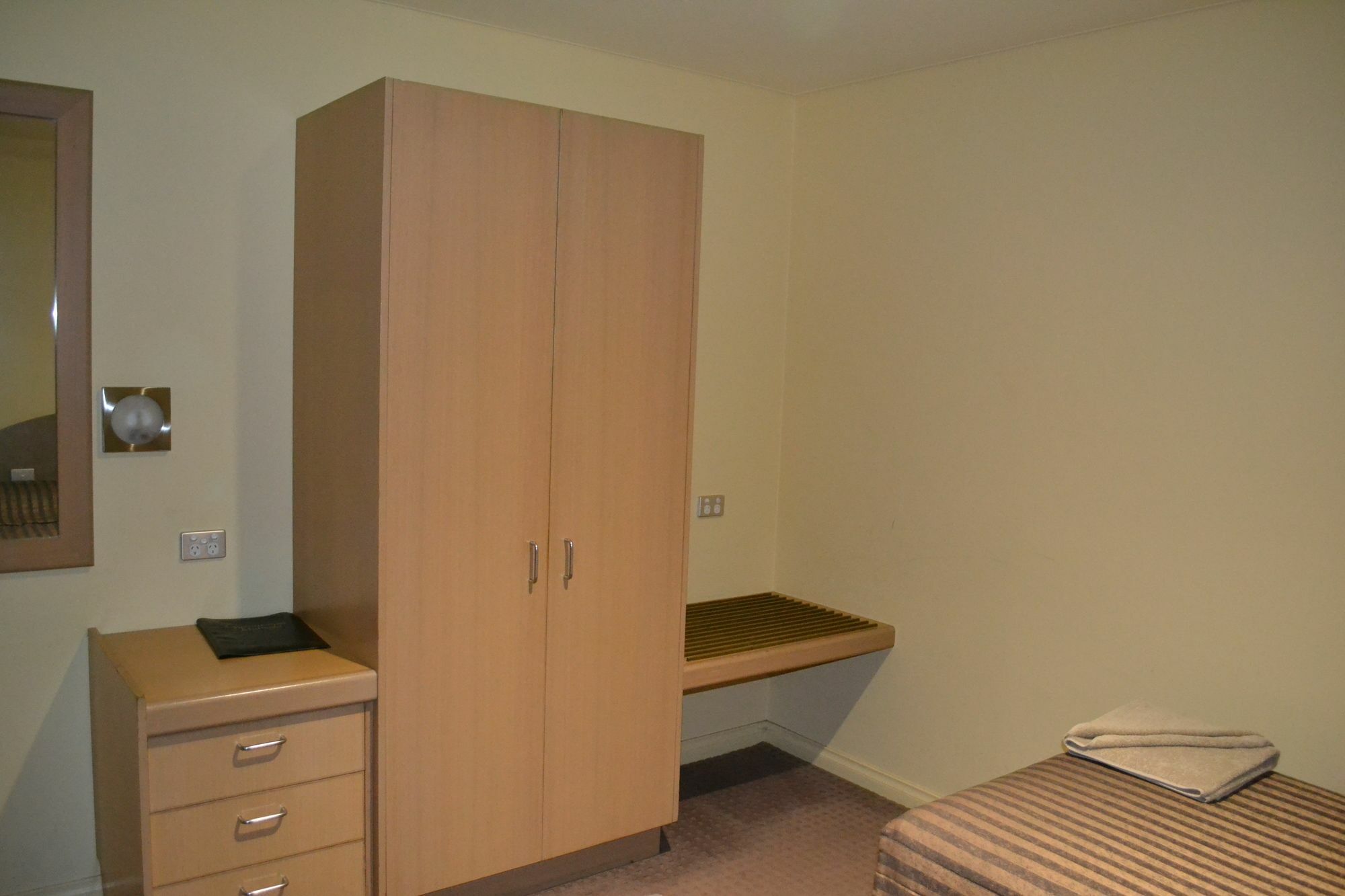 Hotel Yarrawonga Mulwala Golf Club Exteriér fotografie A typical bedroom in the halls of residence